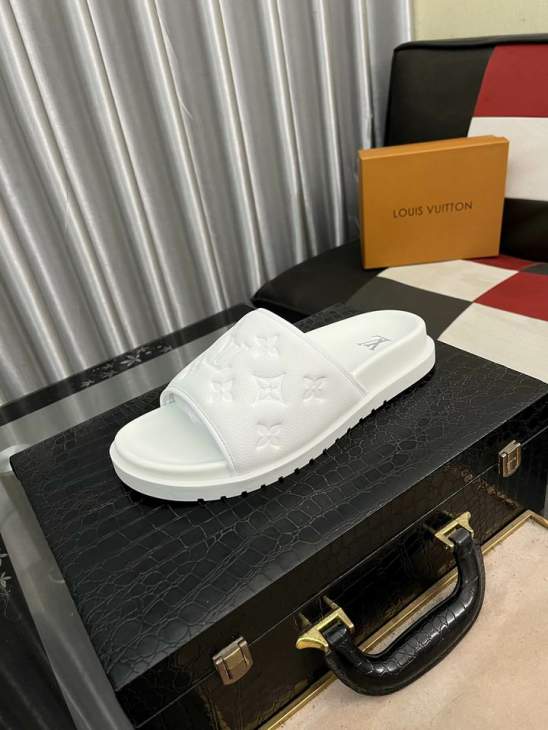 Picture of Louis Vuitton Slippers _SKULVsz38-44hnh03051046